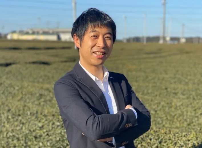 茶畑で腕組みをする茶師・石川幹浩