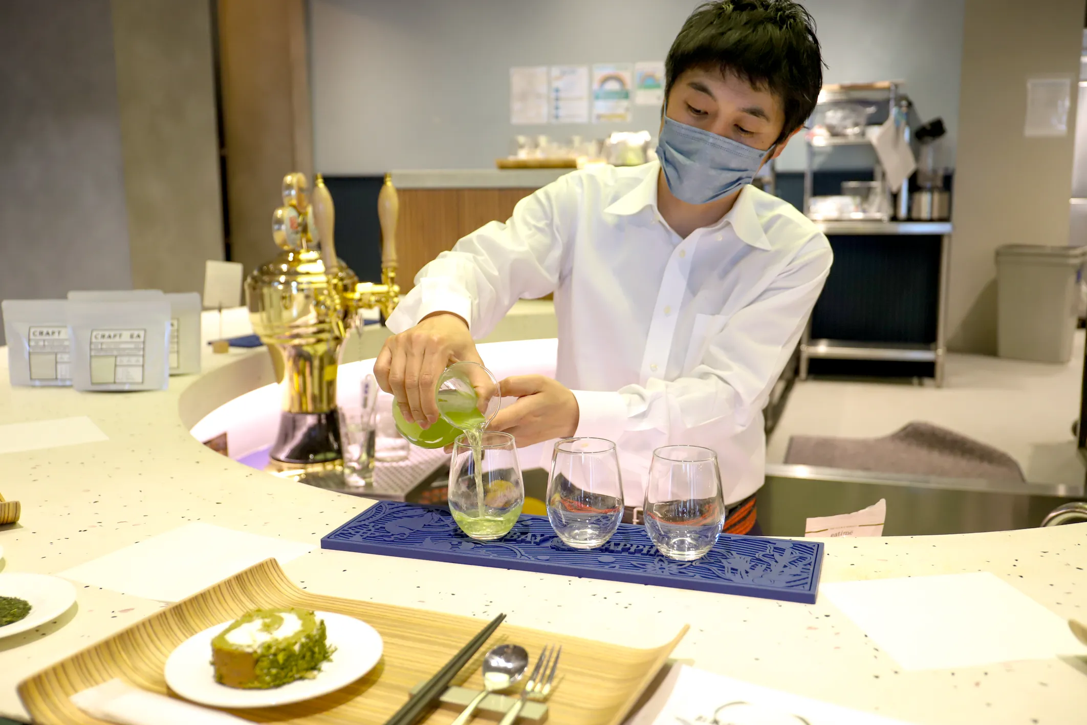 茶葉と抽出した日本茶