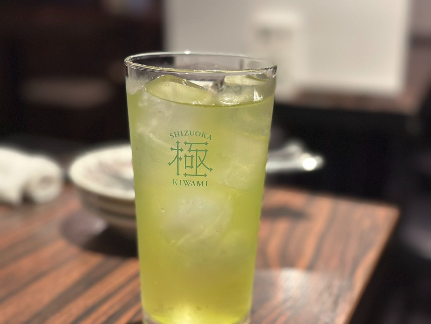 居酒屋のテーブルに置かれた静岡 極 KIWAMIロゴのグラス