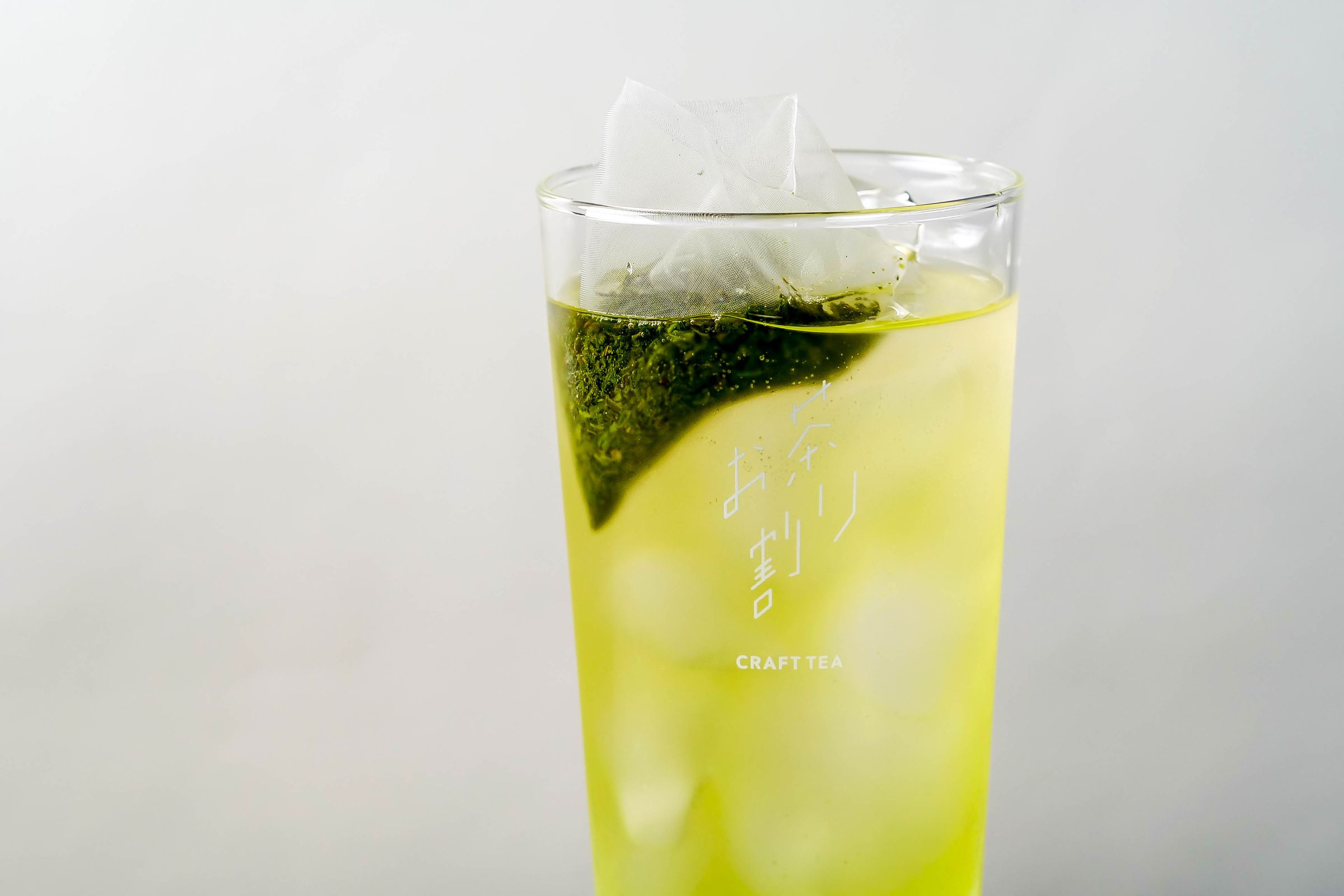 白背景のクラフトティーお茶割りグラス
